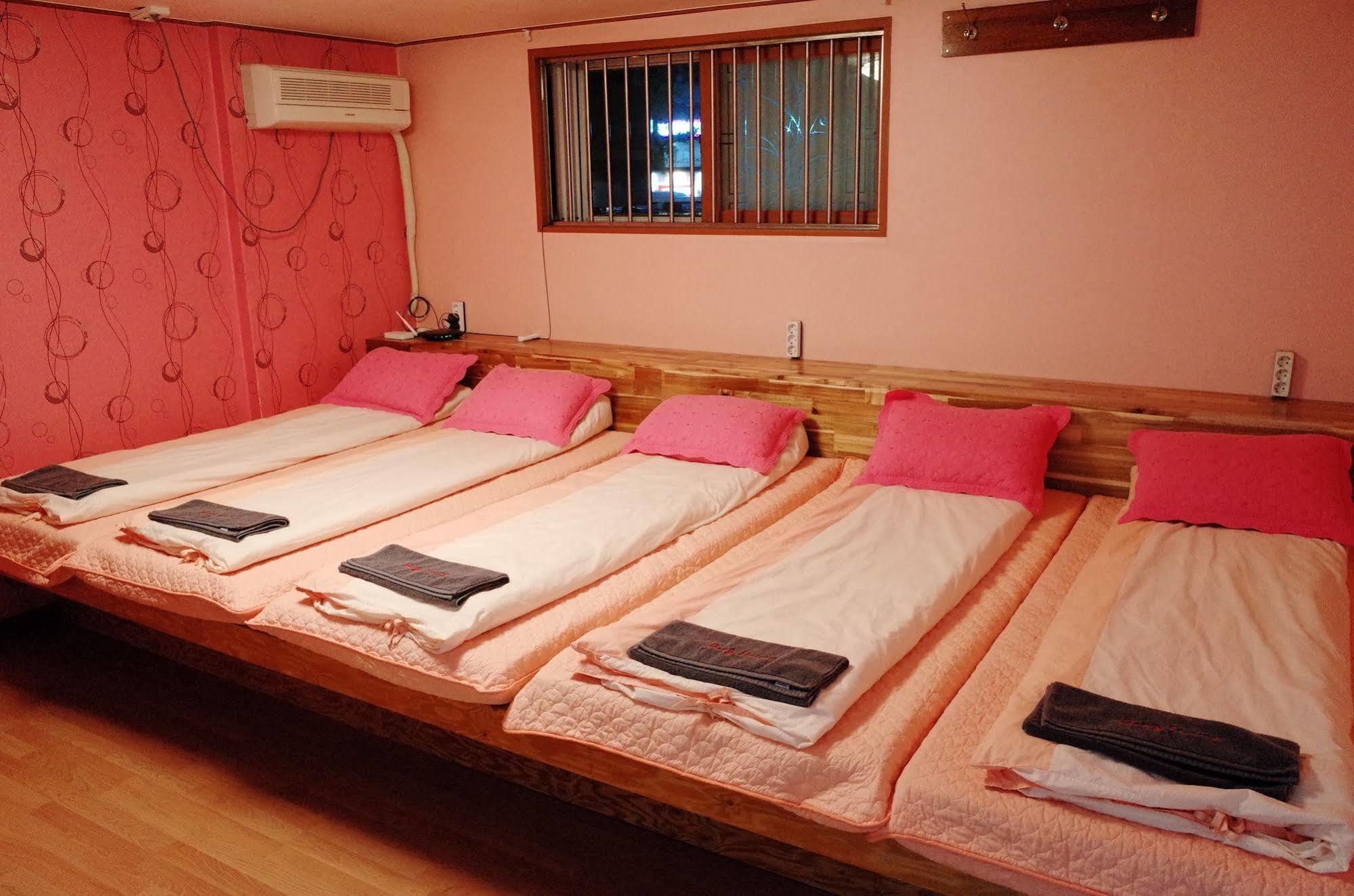 Bong Backpackers Hostel Сеул Екстериор снимка
